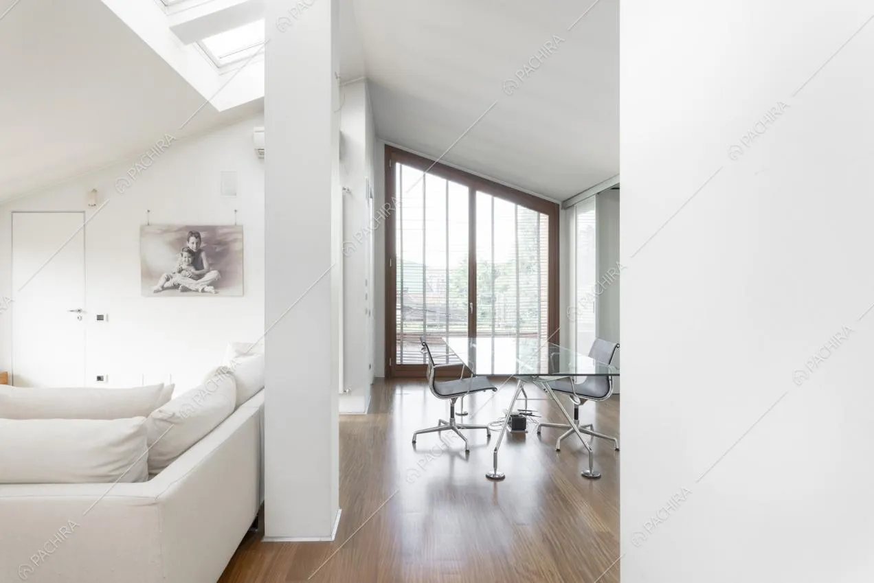 Zona giorno total white con tavolo in vetro e parquet