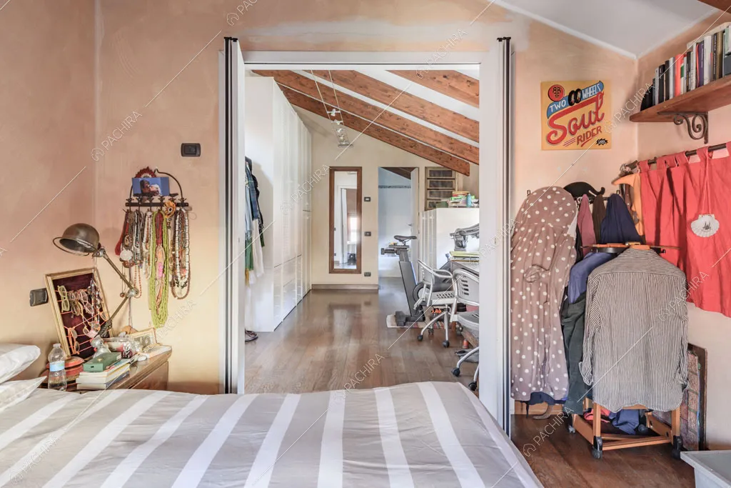 Camera da letto del loft Mindanao, location in stile contemporaneo a Milano