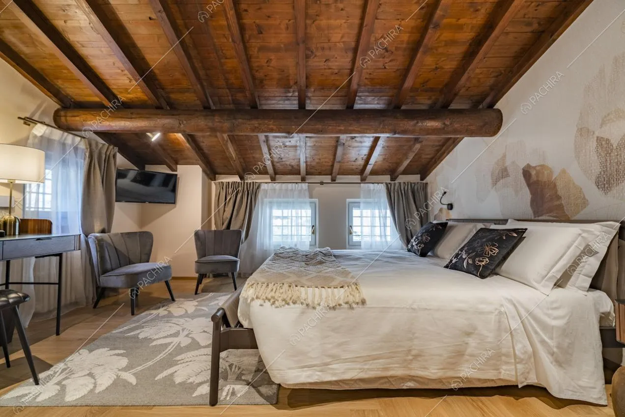 Soffitto con travi a vista in legno nella camera matrimoniale