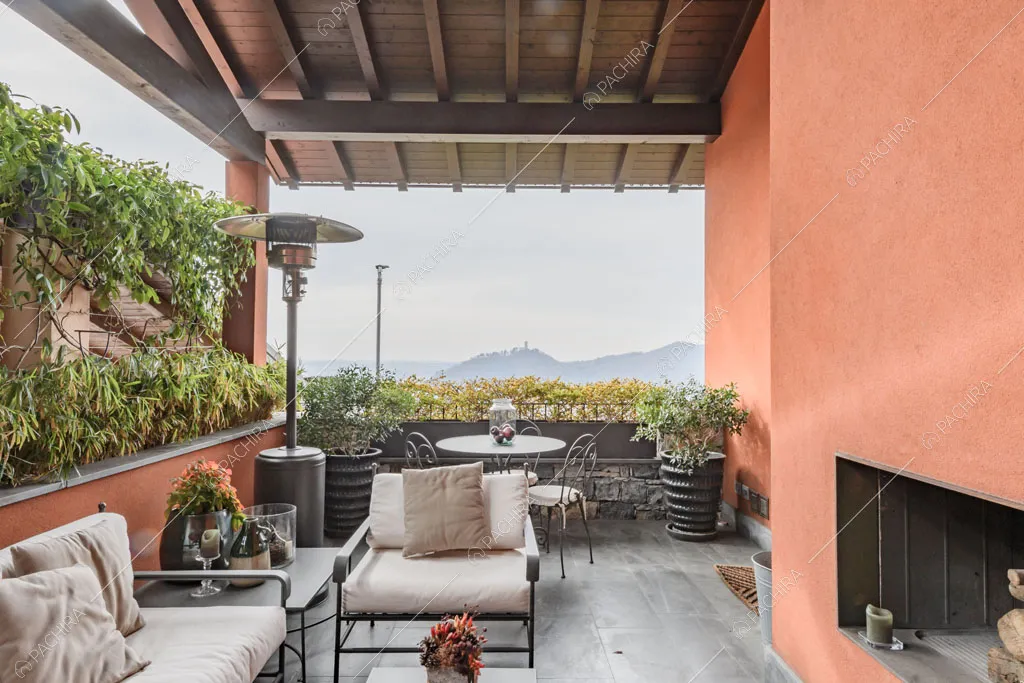 Veranda con camino della villa Roveja, location in stile contemporaneo a Como