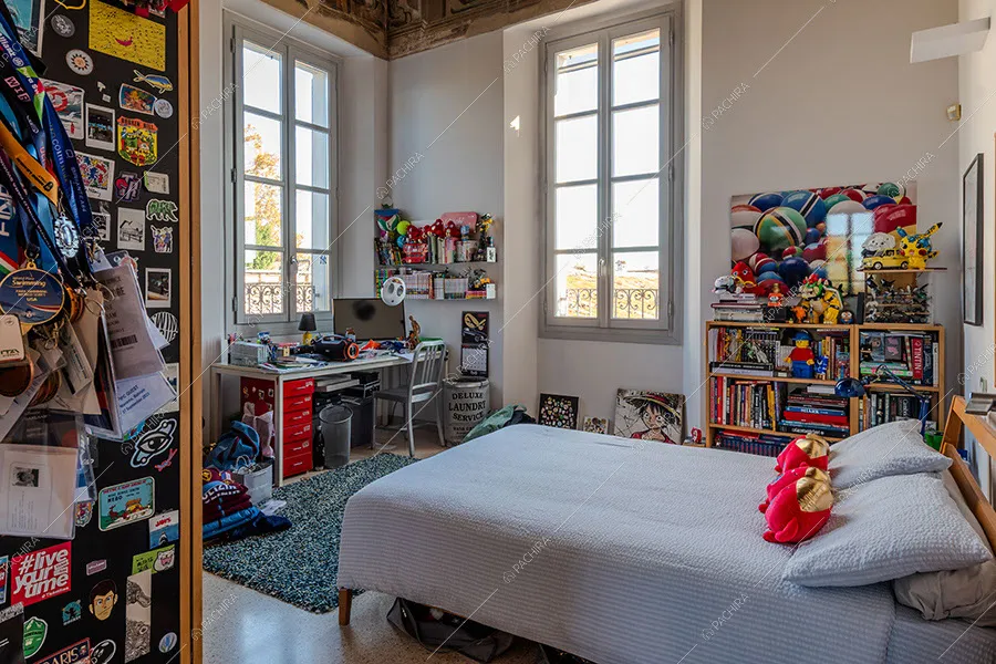Camera da letto della villa Mayon, location in stile moderno a Milano