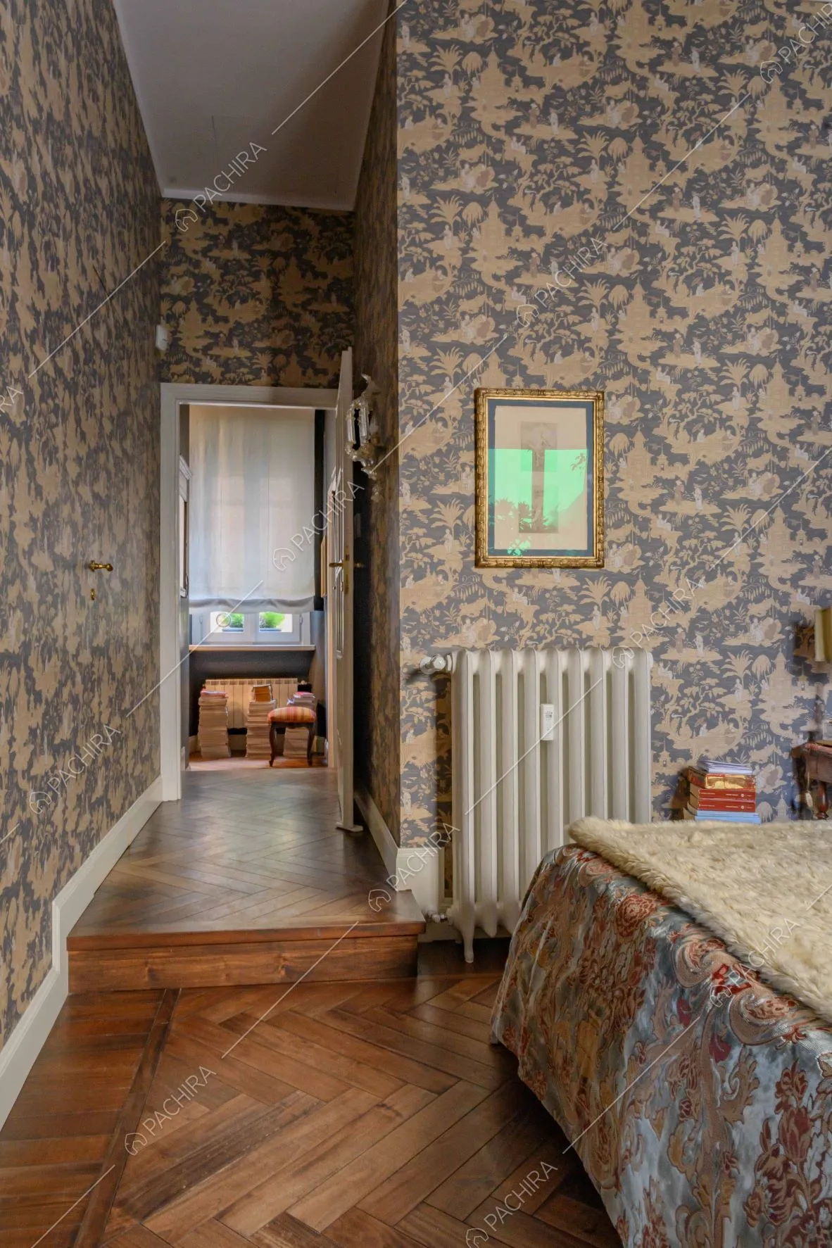 Dalla camera da letto matrimoniale con carta da parati, vista sul corridoio