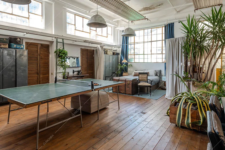 Zona living del loft Alunite, location in stile vintage a Milano