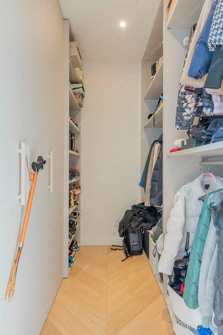 Cabina armadio della villa Brenta, location in stile moderno a Milano