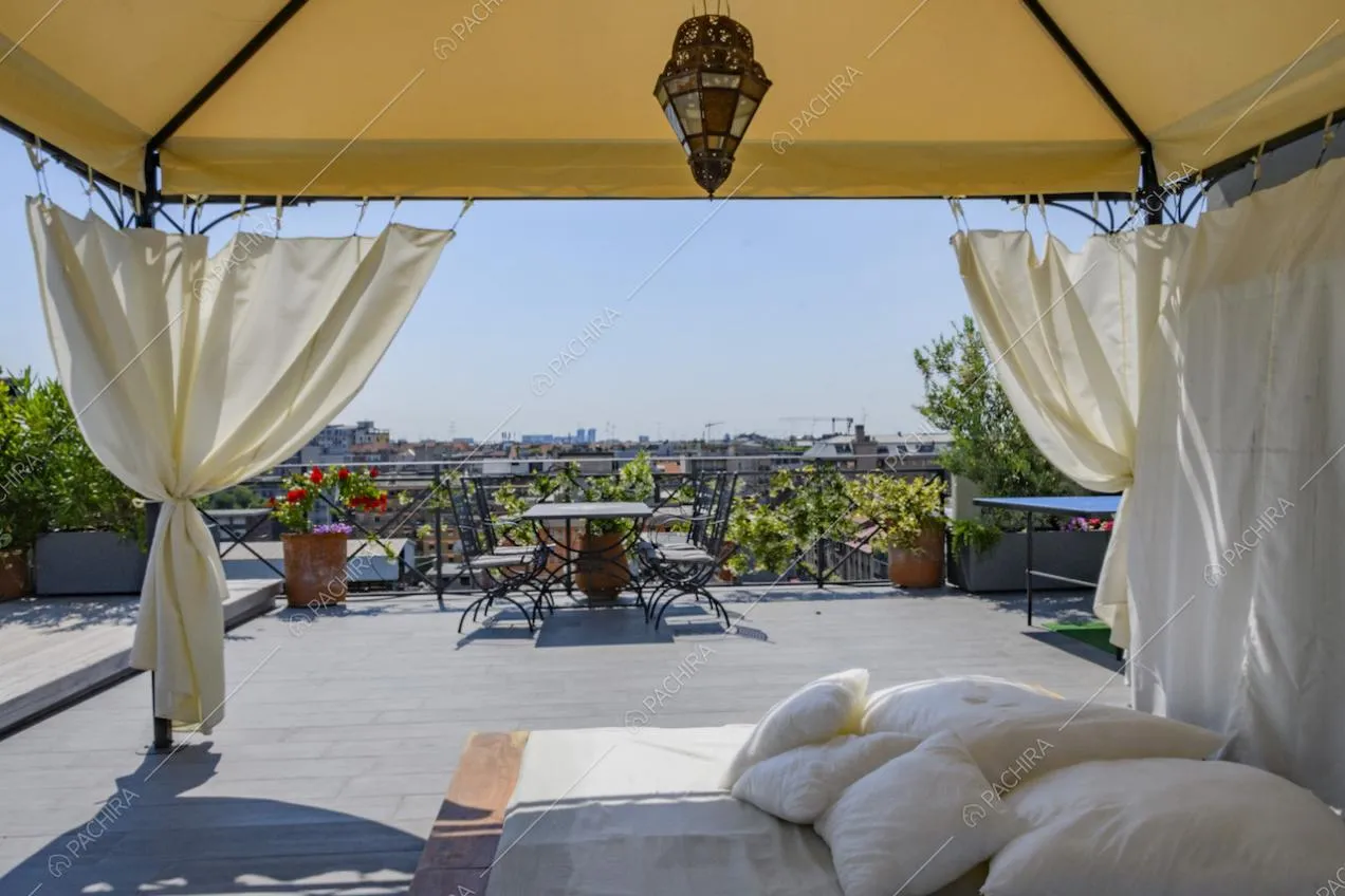 Vista panoramica dal gazebo sulla terrazza dell'attico