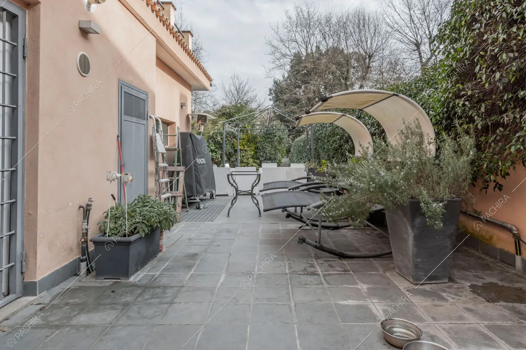 Cortile della villa Bauxite, location in stile moderno a Roma