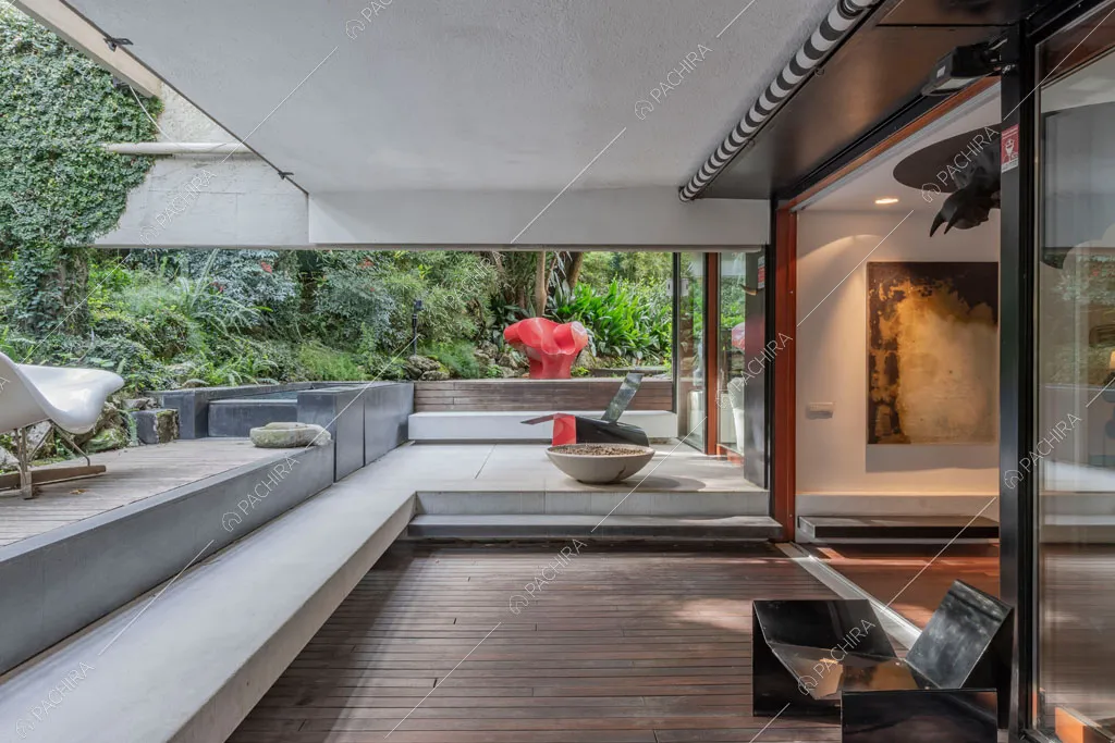 Giardino con pavimento in parquet dell'appartamento Carpentaria, location in stile contemporaneo a Roma