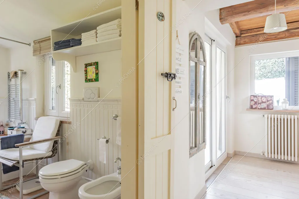 Scorcio su bagno e corridoio della location Aliseo, villa in stile contemporaneo a Roma