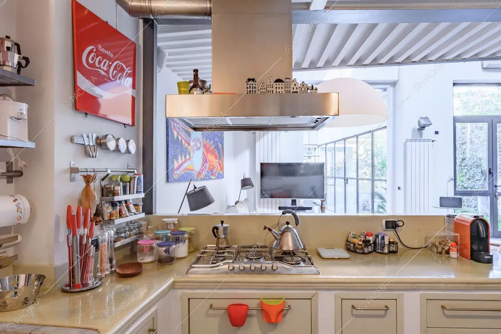 Cucina del loft Cascarilla, location in stile moderno a Milano