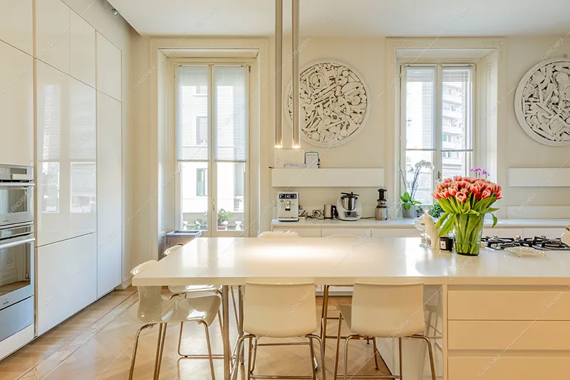 Cucina a isola dell'appartamento Barbabietola, location in stile liberty a Milano