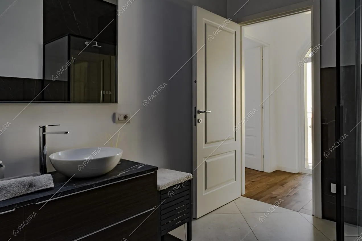 Mobile scuro con ripiano in marmo nel bagno della Location Avena