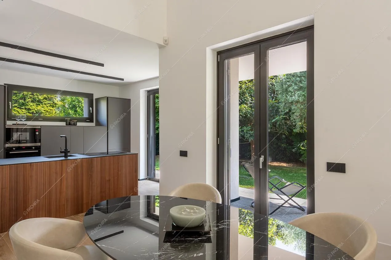 Zona living della villa Guadiana, location in stile moderno a Como