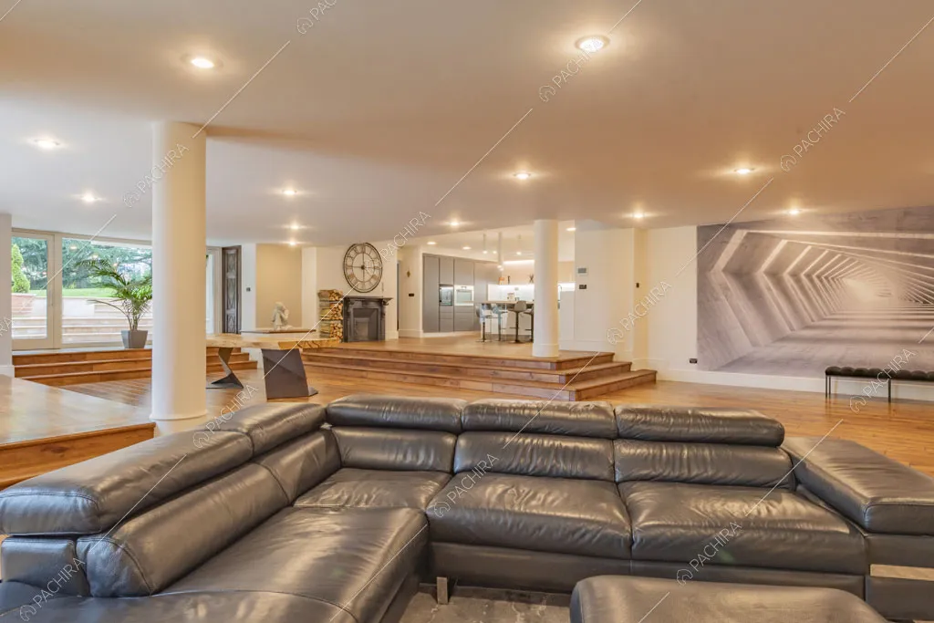 Sala con pareti bianche della villa Bris, location in stile contemporaneo a Torino