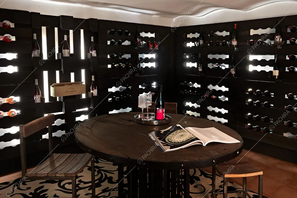 Cantinette nere nella sala degustazione della dimora storica Cerimoya, location in stile liberty a Milano