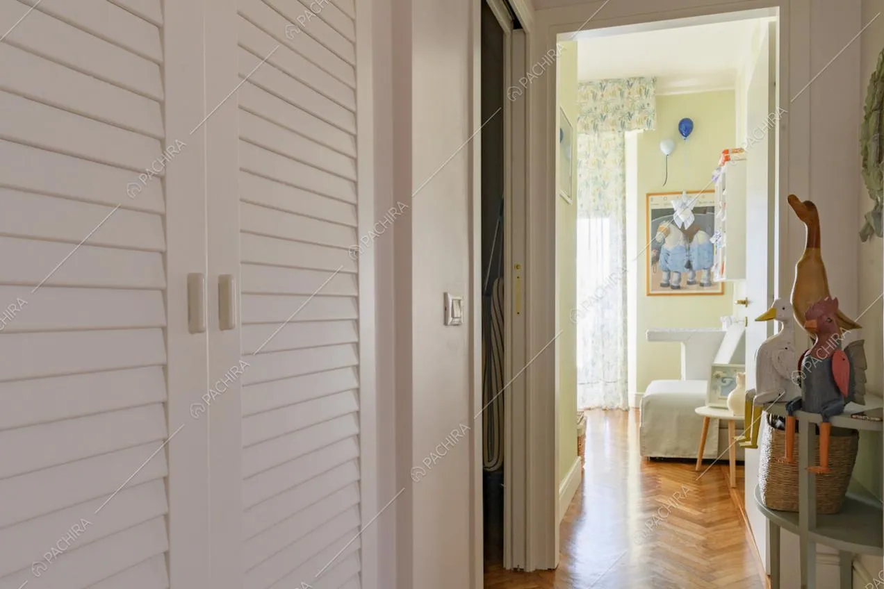 Scorcio della camera dei bambini dal corridoio
