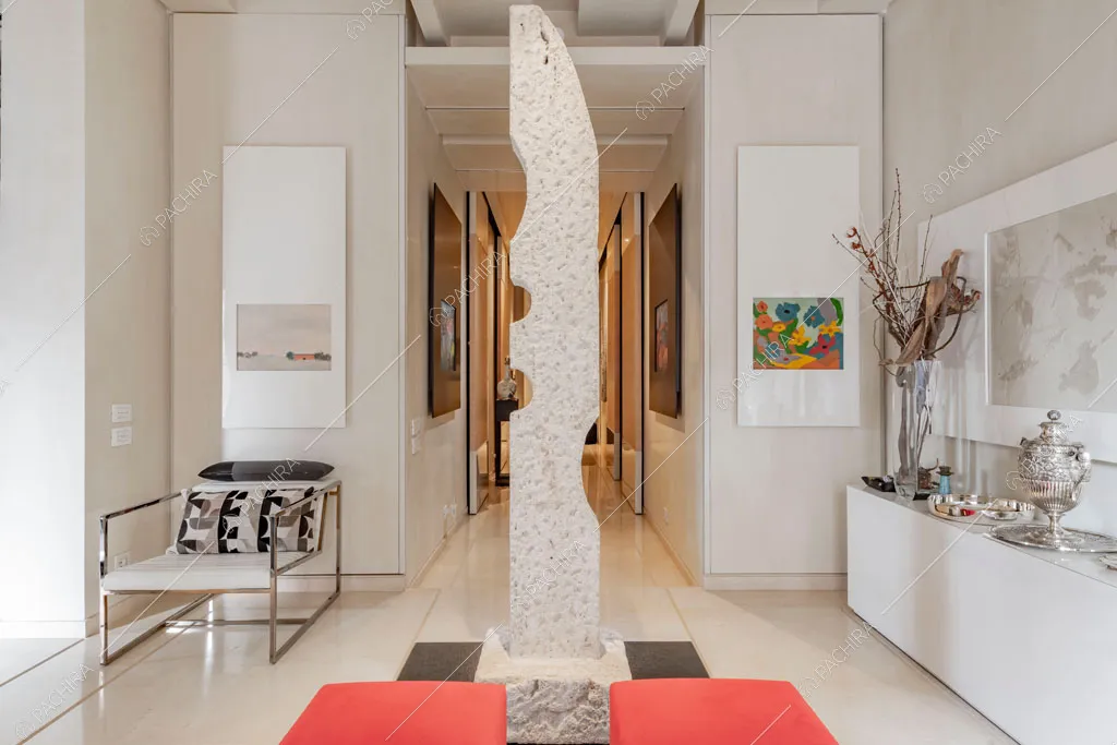 Atrio con scultura nell'appartamento Kamala, location in stile contemporaneo a Roma