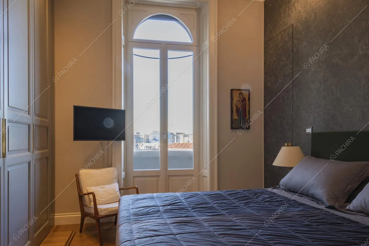 Camera da letto padronale con carta da parati e armadio grigio