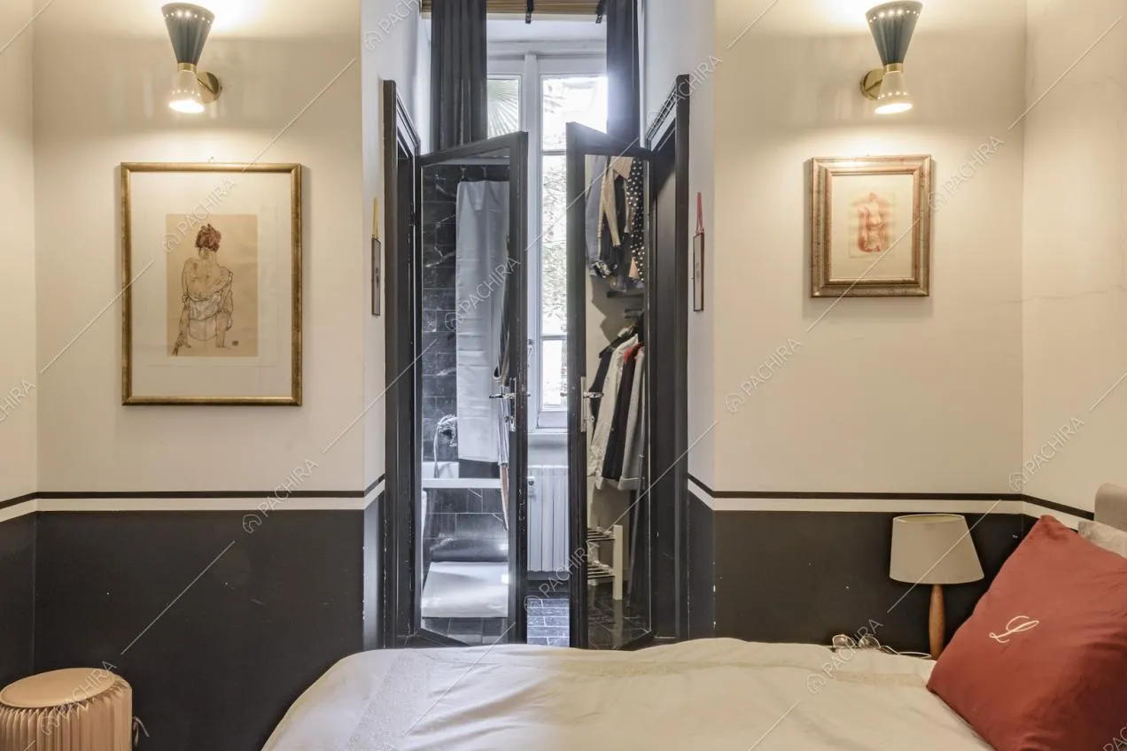 Porte a specchio all'interno della camera da letto