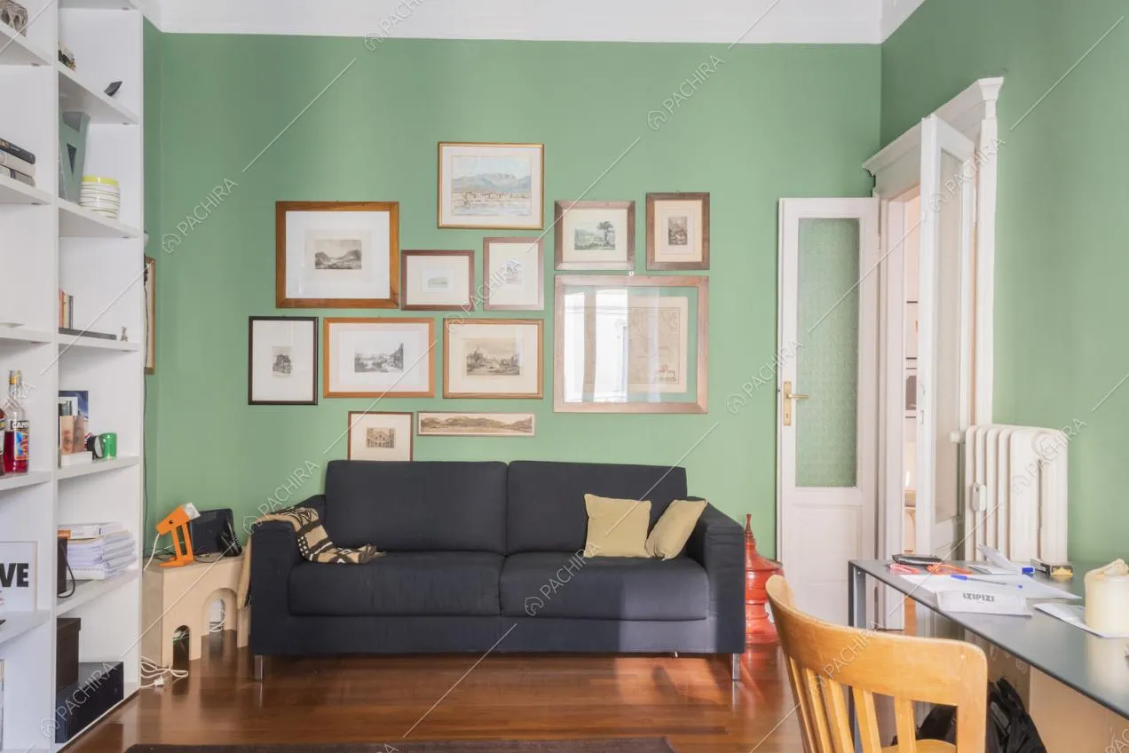 Parete verde con quadri nello studio