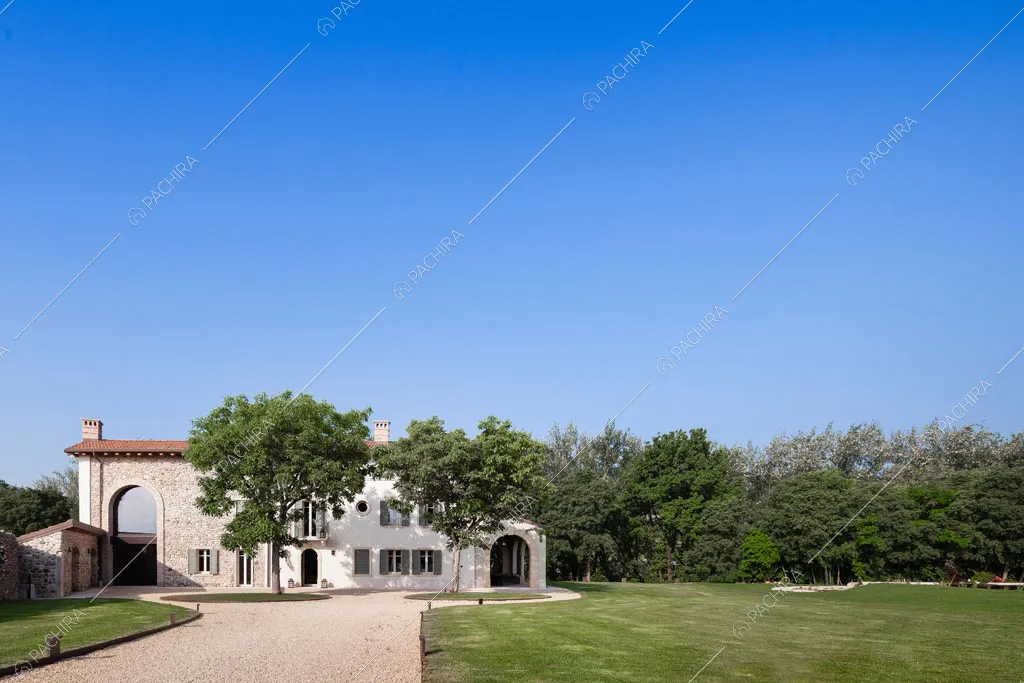 Grande parco di proprietà della villa Ghibli, location in stile contemporaneo a Verona