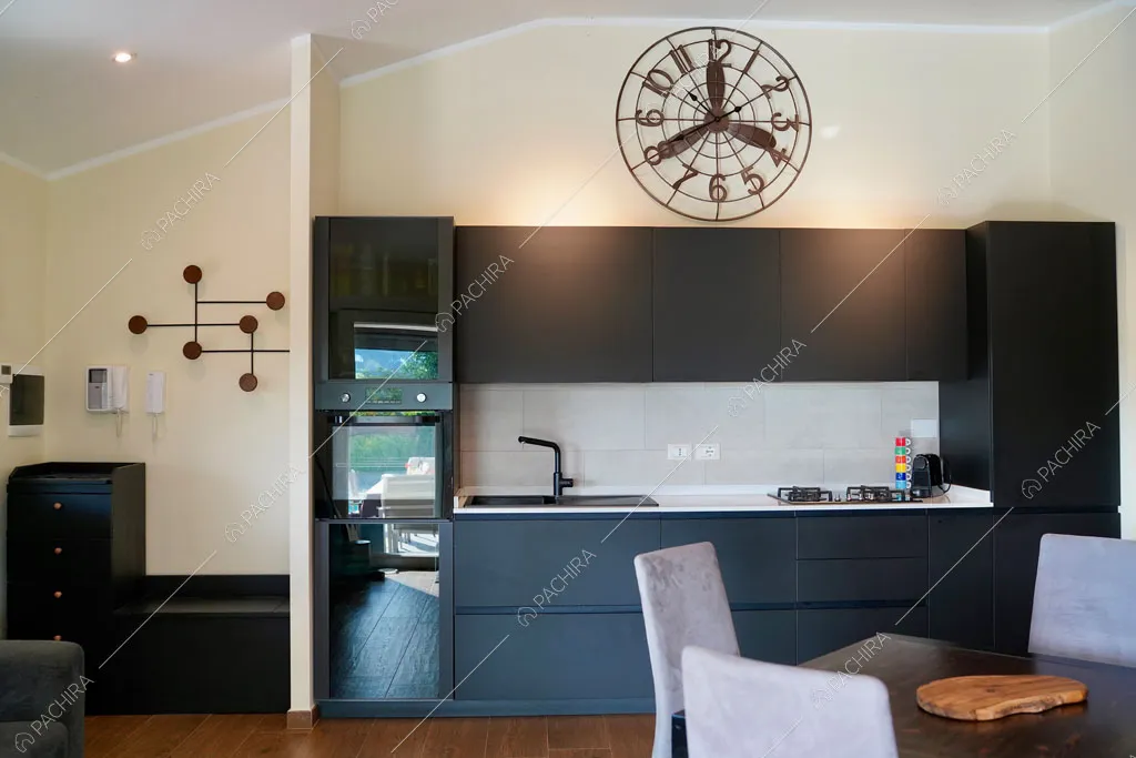 Cucina a parete della villa Altun, location in stile contemporaneo a Roma