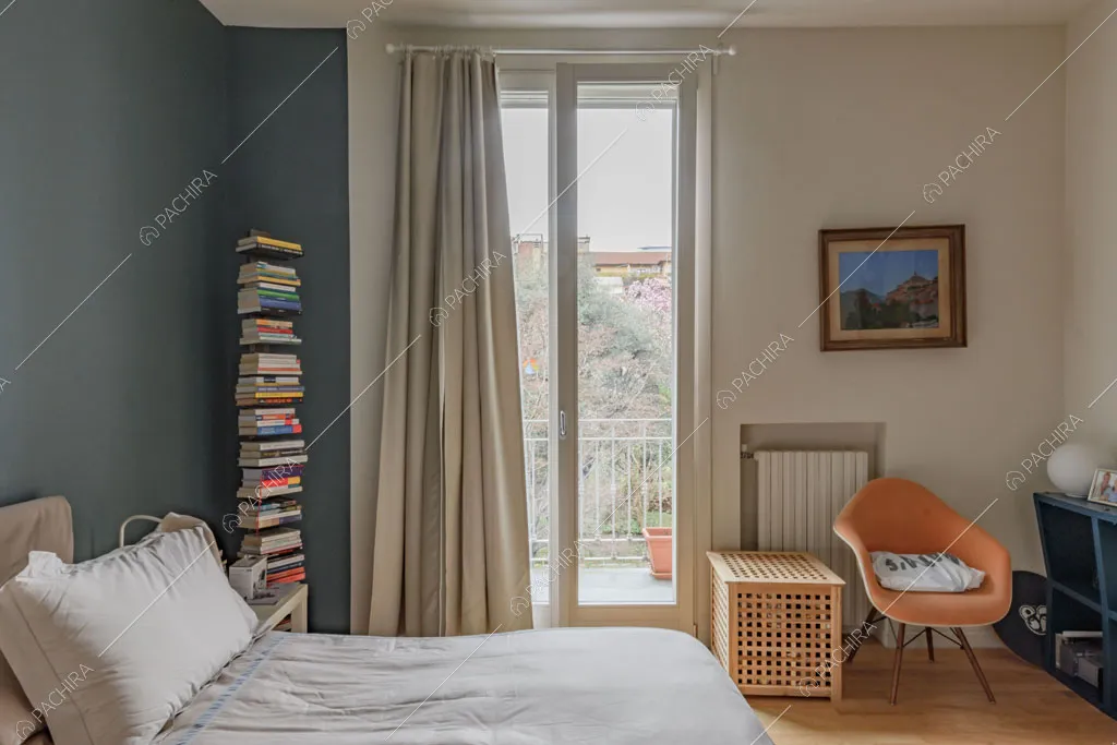 Porta-finestra nella camera da letto matrimoniale della villa Kharan, location in stile contemporaneo a Milano