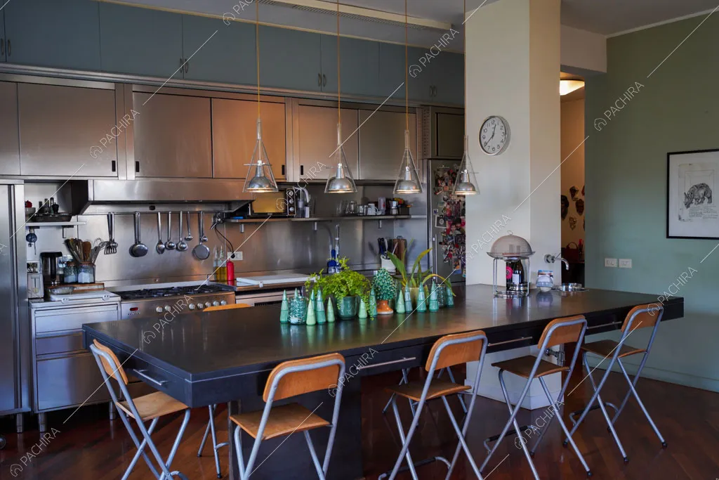 Cucina a parete dell'appartamento Volga, location in stile moderno a Roma