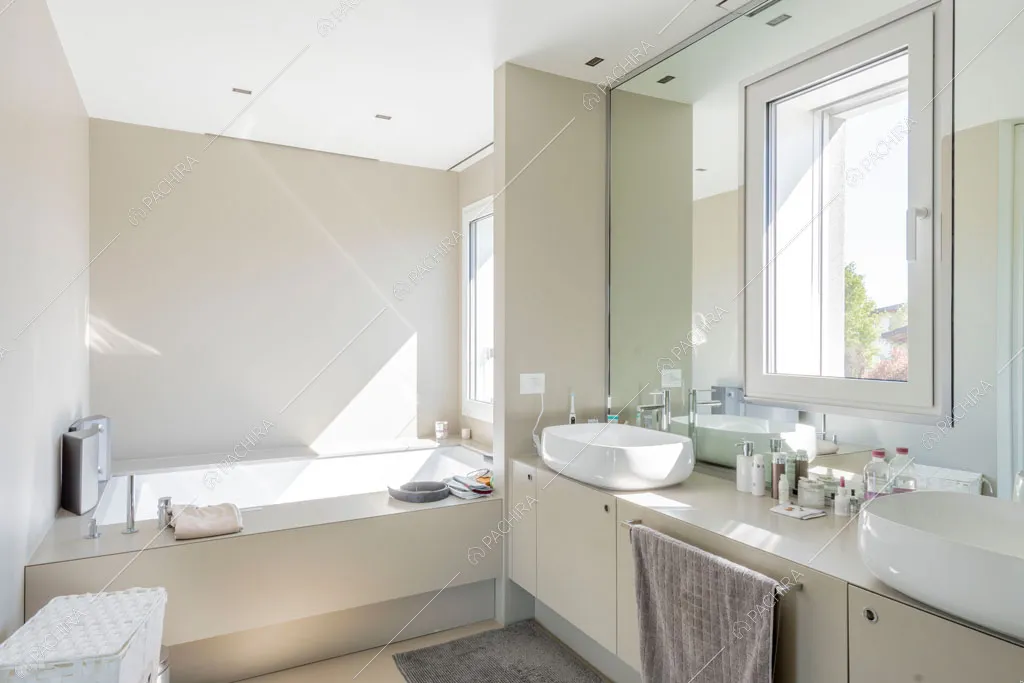 Bagno della villa Columbia, location in stile moderno a Como
