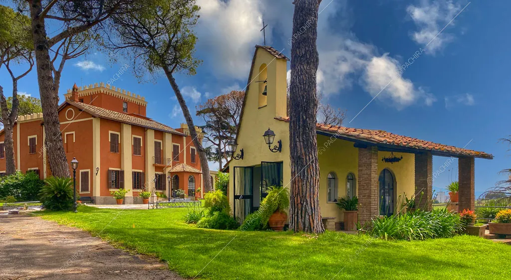 Dal parco vista sugli esterni gialli della cappella e su quelli rossi della location