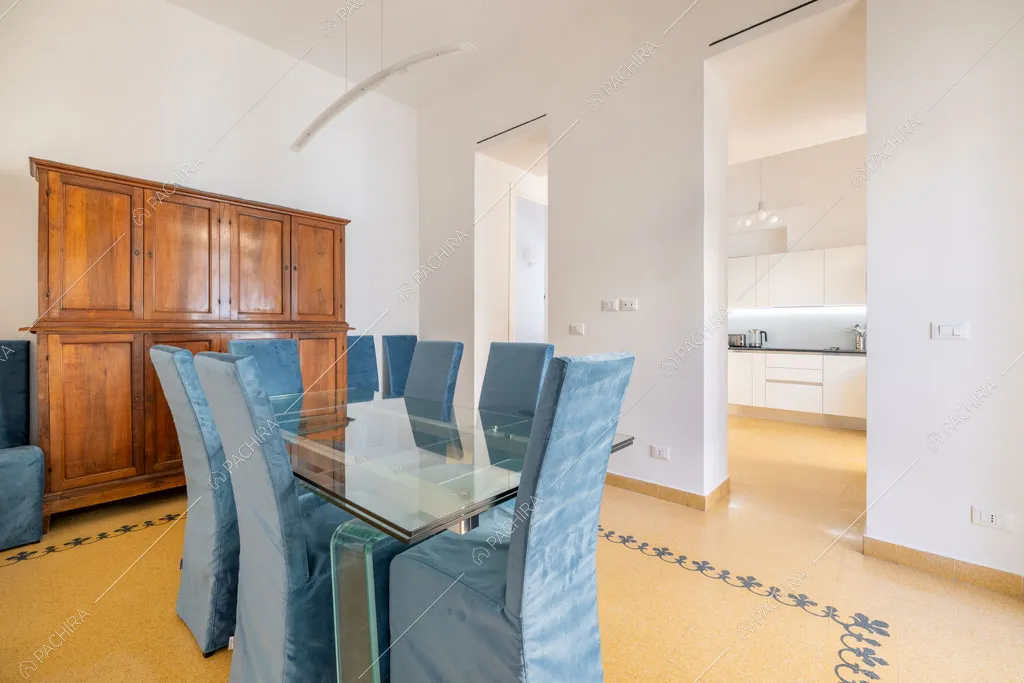 Sala da pranzo dell'appartamento Ural, location in stile moderno a Roma