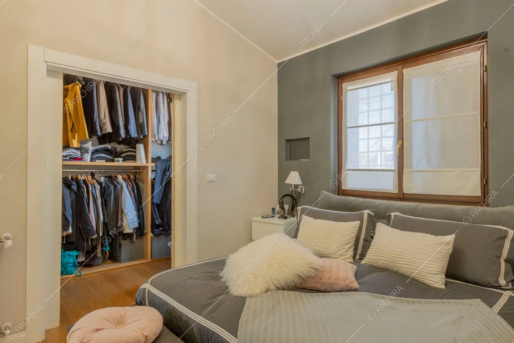 Camera da letto della villa Tagliamento, location in stile contemporaneo a Roma