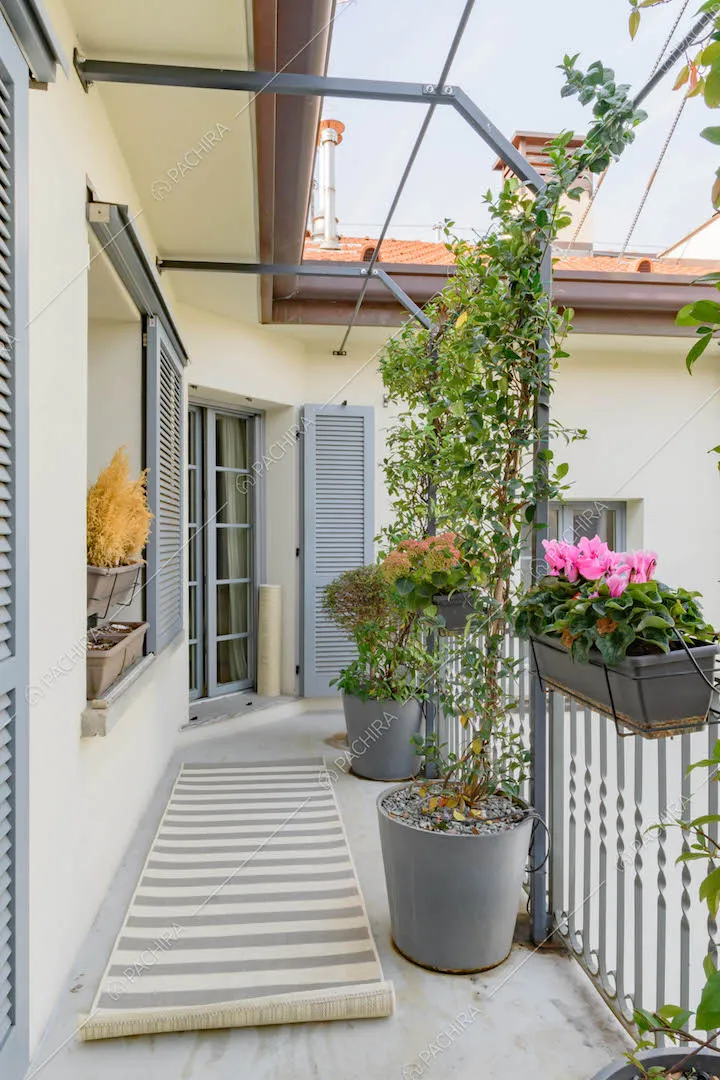 Balcone con persiane grigie e porta-finestra