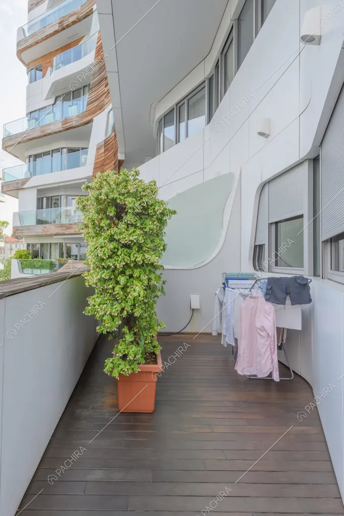Terrazza con pavimentazione in parquet e vista sugli esterni bianchi del palazzo