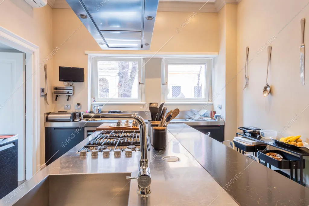 Cucina della villa Espero, location in stile contemporaneo a Roma