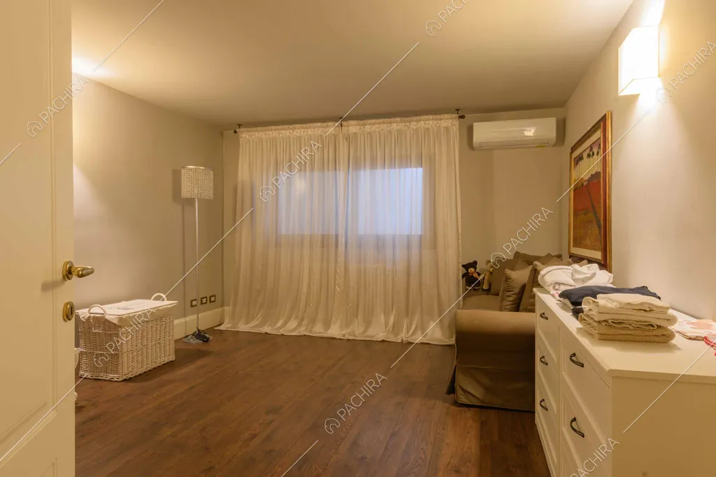 Salotto con pavimento in parquet e pareti grigie
