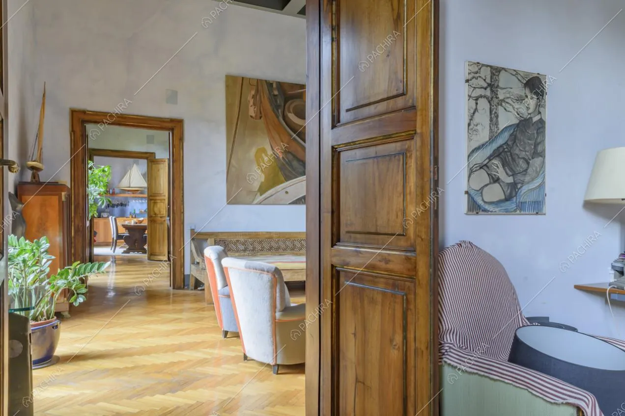 Porte e stipiti in legno nei locali della Location Parrotia