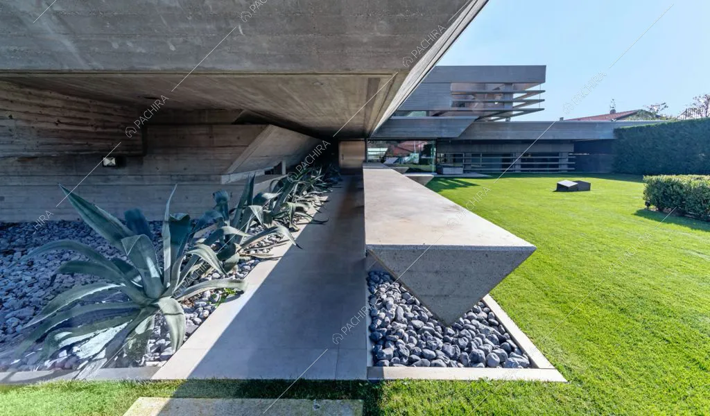 Dettaglio dell'architettura esterna della Location Iris 