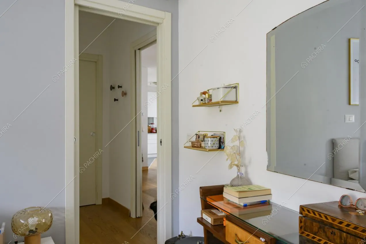 Dettaglio di un angolo della camera da letto e disimpegno