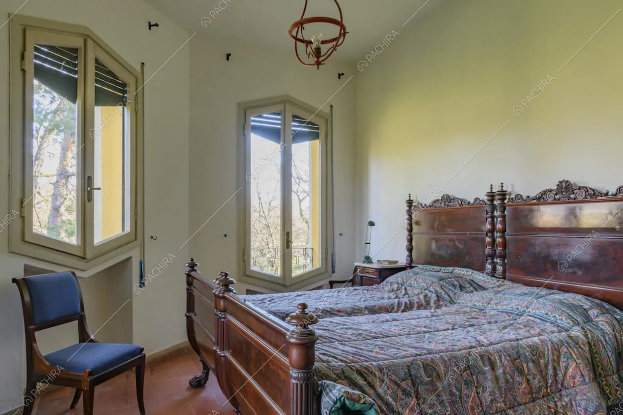 Camera matrimoniale, con letti dalla struttura in legno finemente intagliato