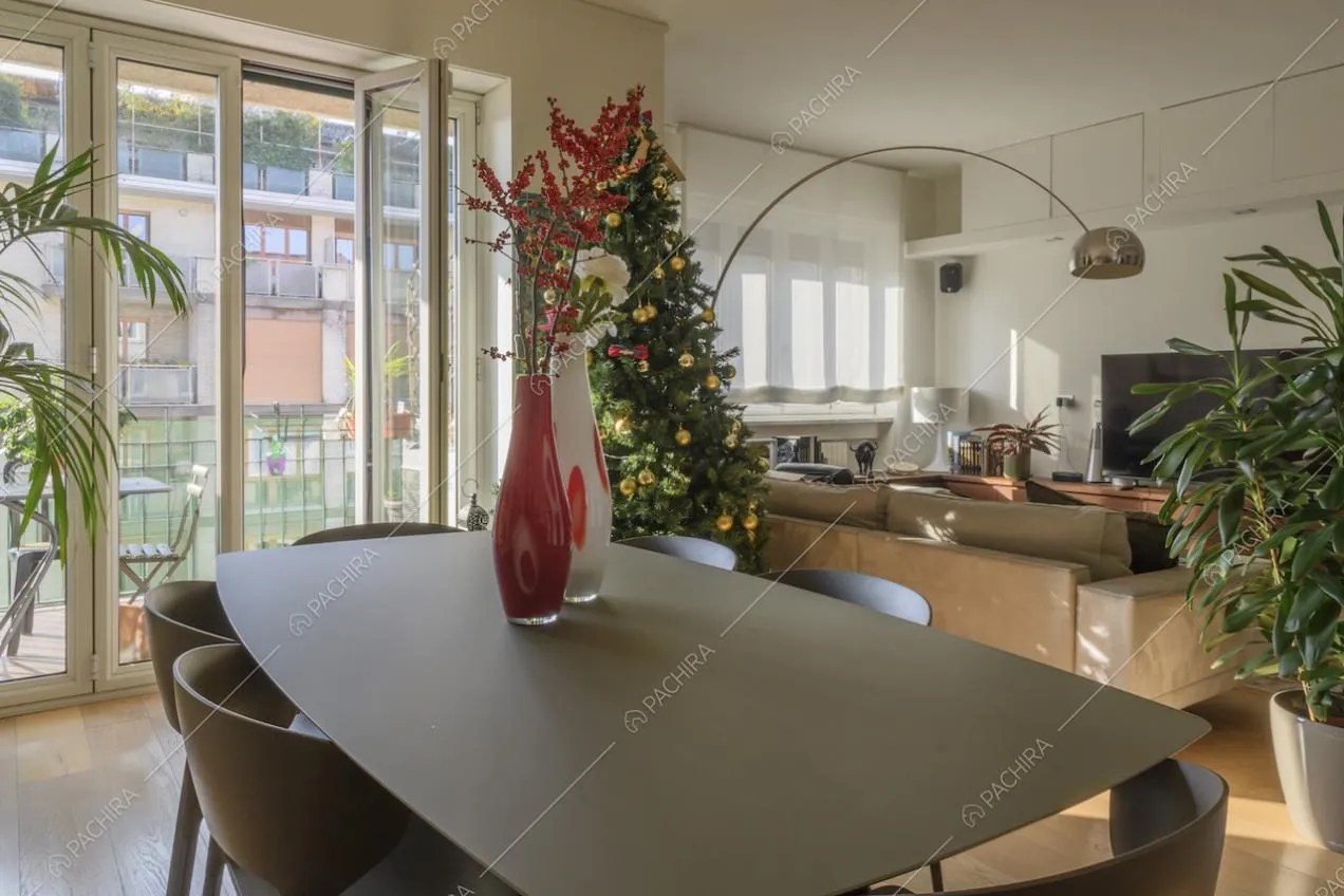 Tavolo da pranzo grigio e porta finestra con balcone 
