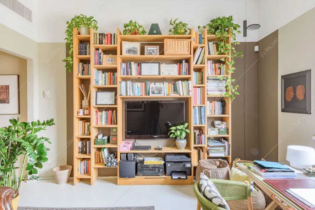 Libreria a parete nello studio dell'appartamento Beryl, location in stile contemporaneo a Milano