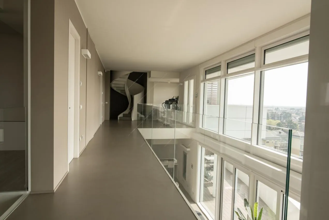 Soppalco con parapetto in vetro e scala moderna