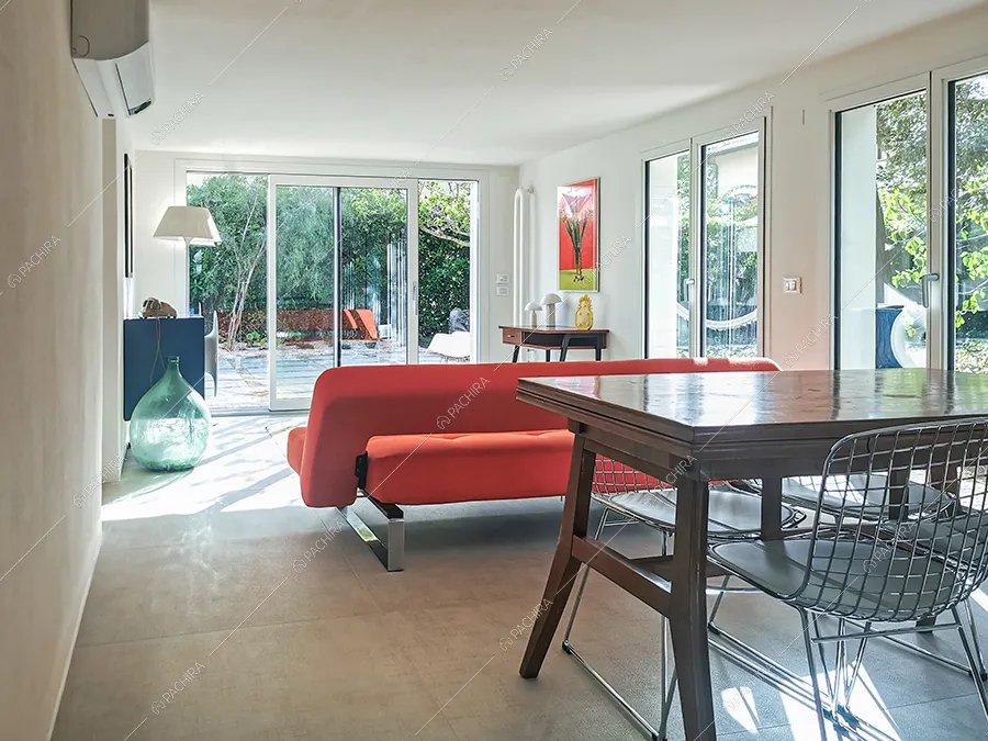 Zona living della villa Storace, location in stile moderno a Lucca
