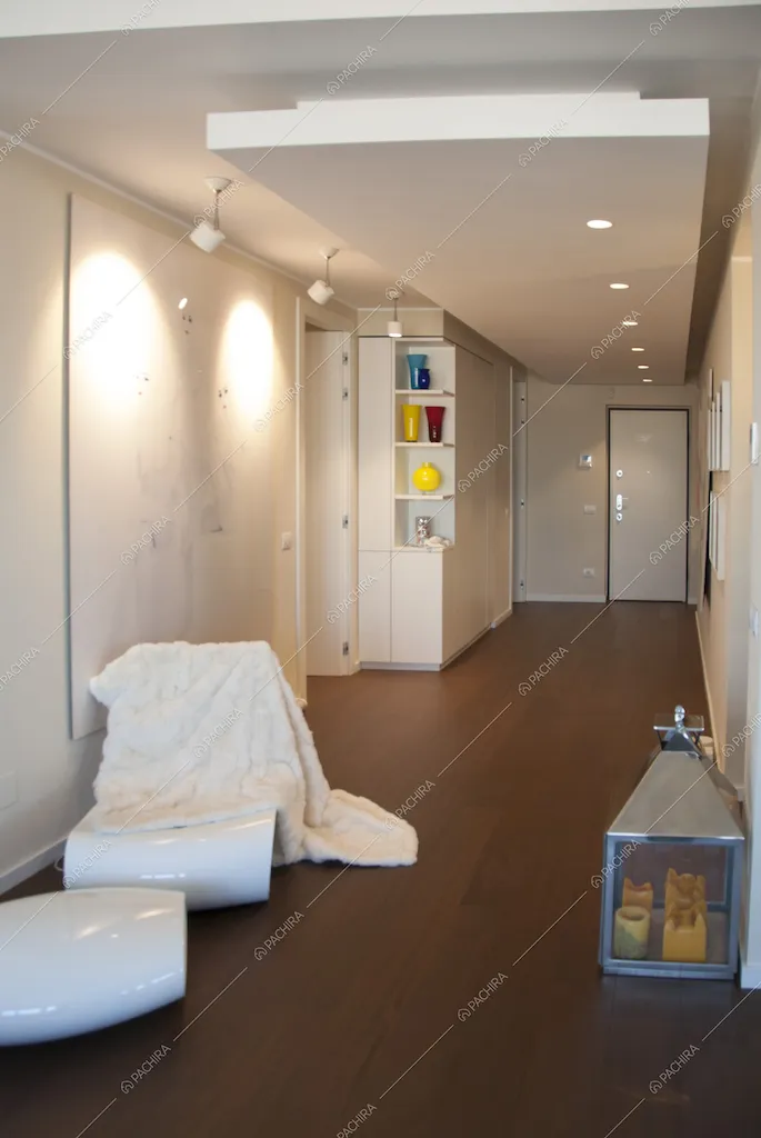 Il corridoio con pavimento in parquet dell'appartamento