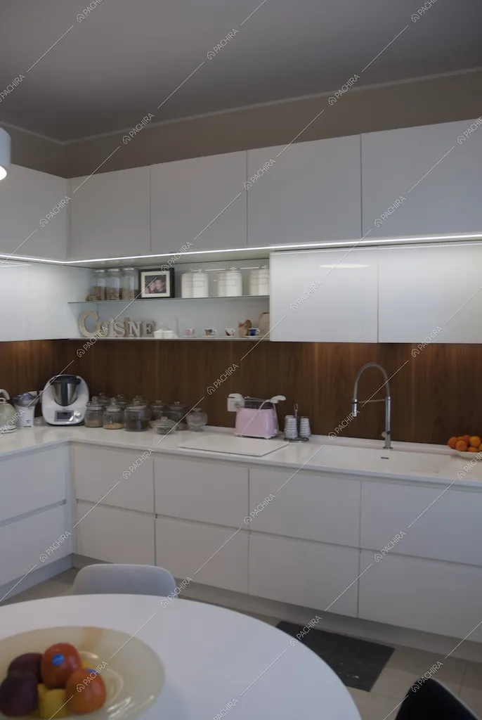 Cucina a parete in stile moderno