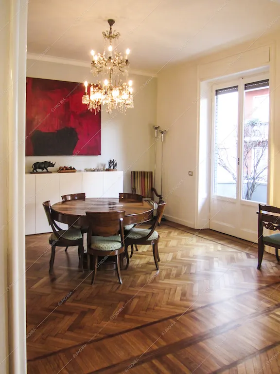 Arredi d'epoca, parquet e lampadario in murano