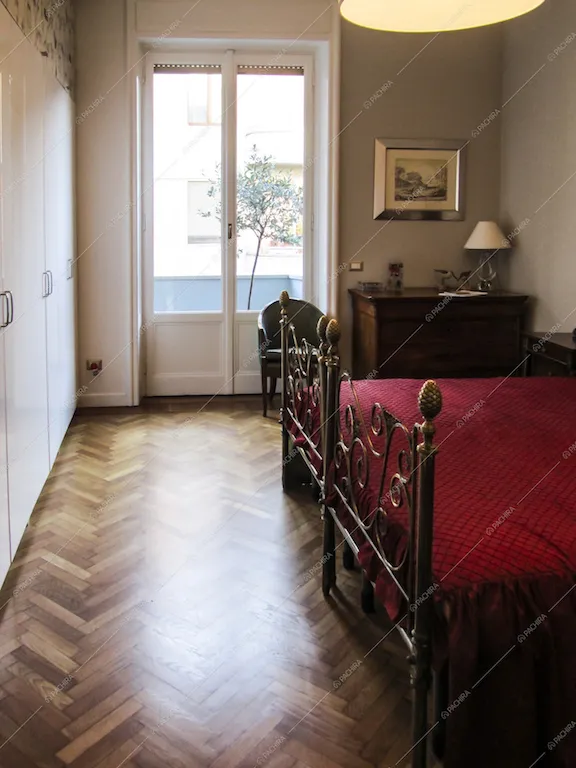 Pavimento in parquet e letto matrimoniale d'epoca