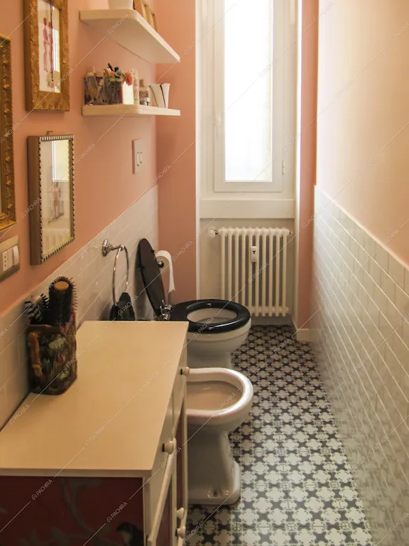 Il bagno con pavimento a cementine
