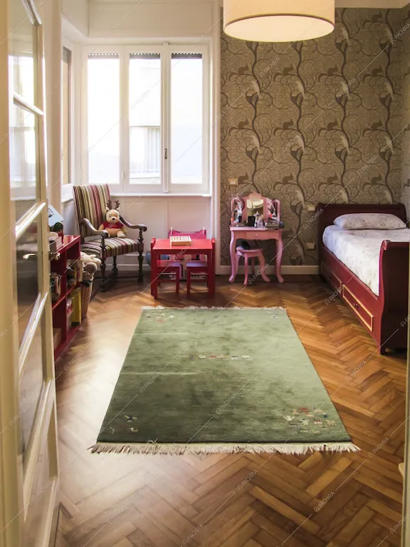 Camera dei bambini con carta da parati e pavimento in parquet