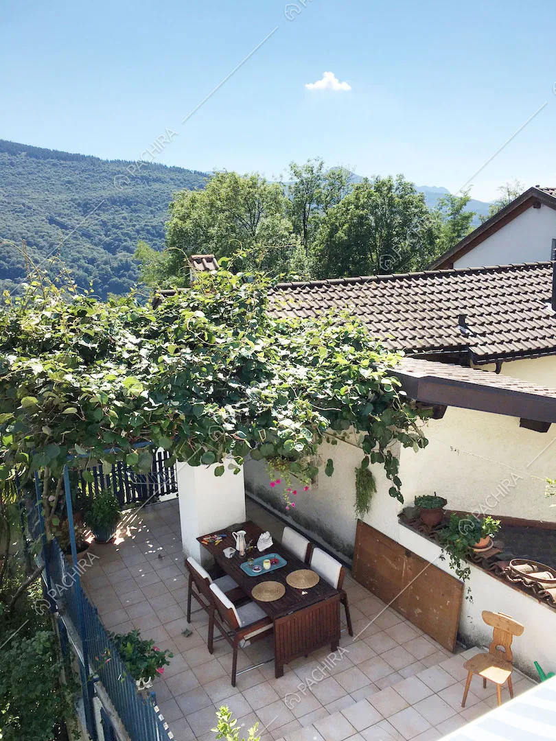 Vista dall'alto della terrazza con tavolo da pranzo quattro posti